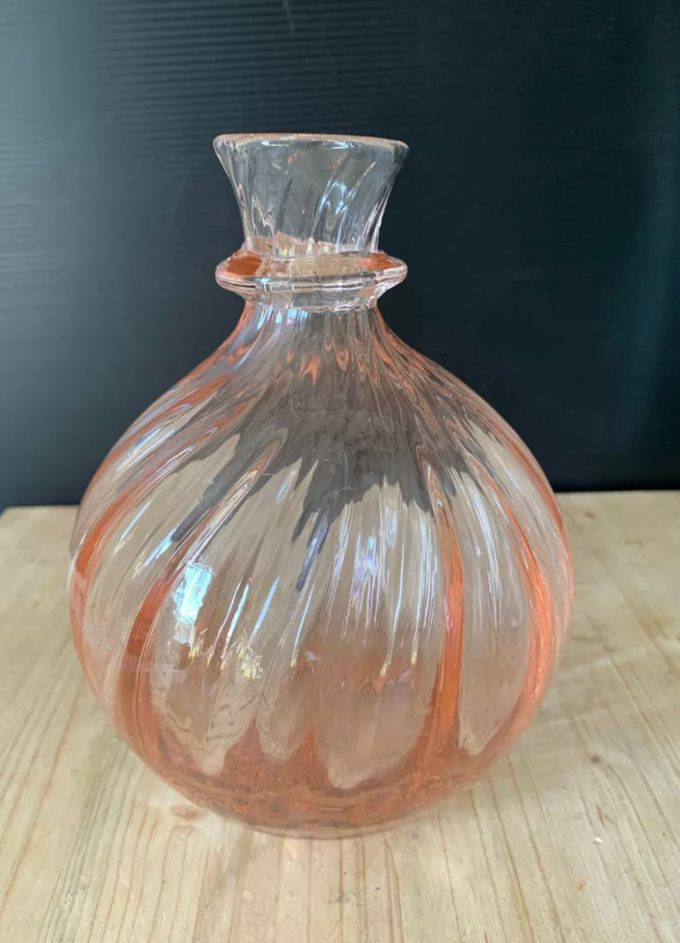 Vase en verre rose