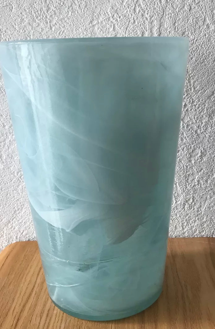 Vase en verre presse bleu pâle