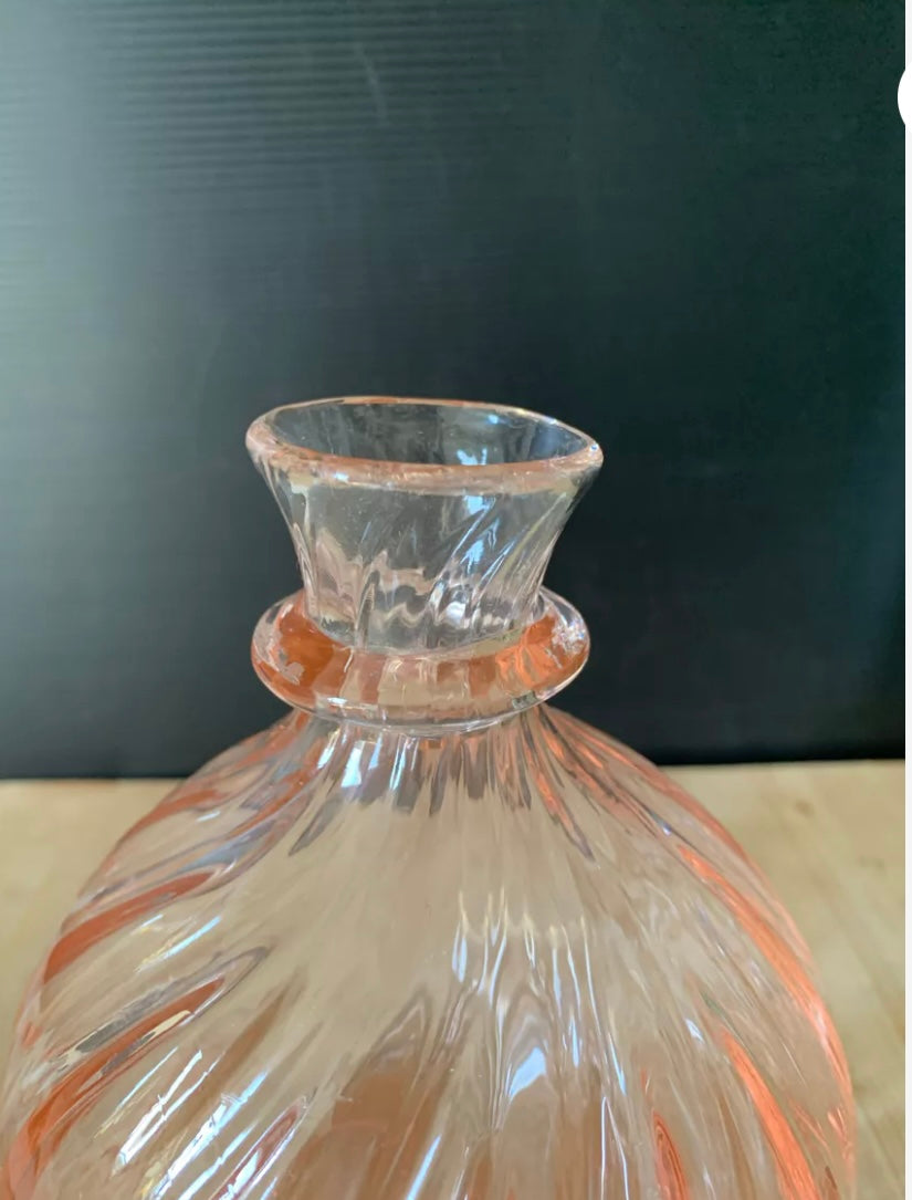 Vase en verre rose