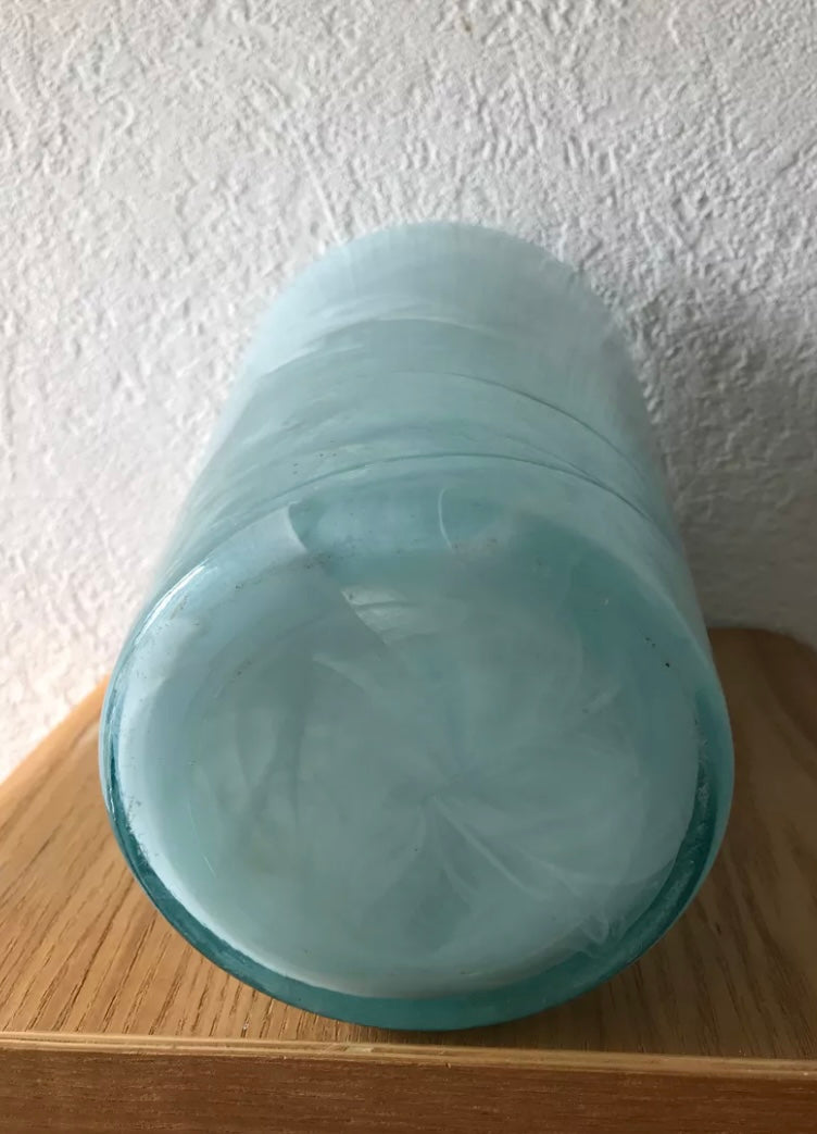 Vase en verre presse bleu pâle