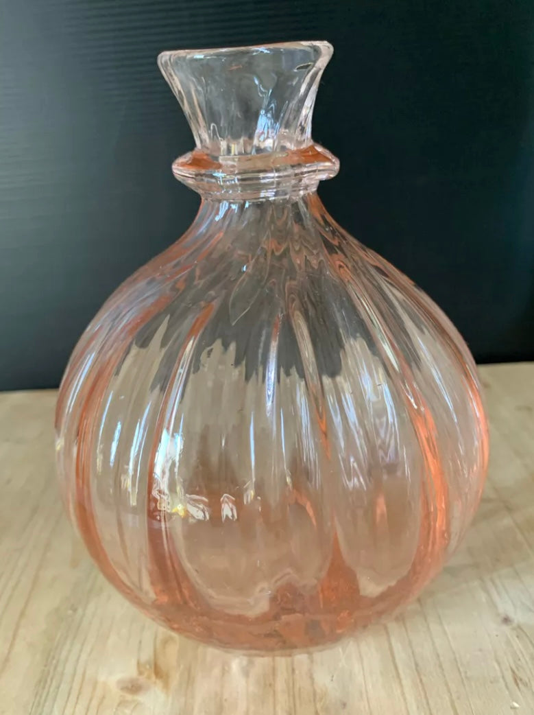 Vase en verre rose