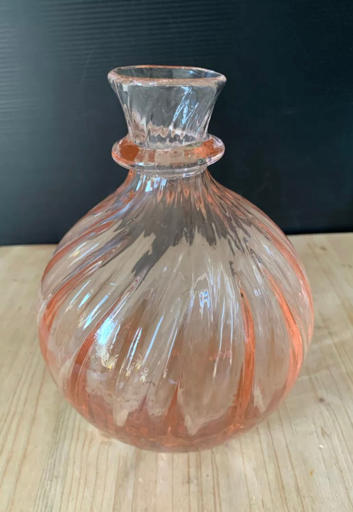 Vase en verre rose