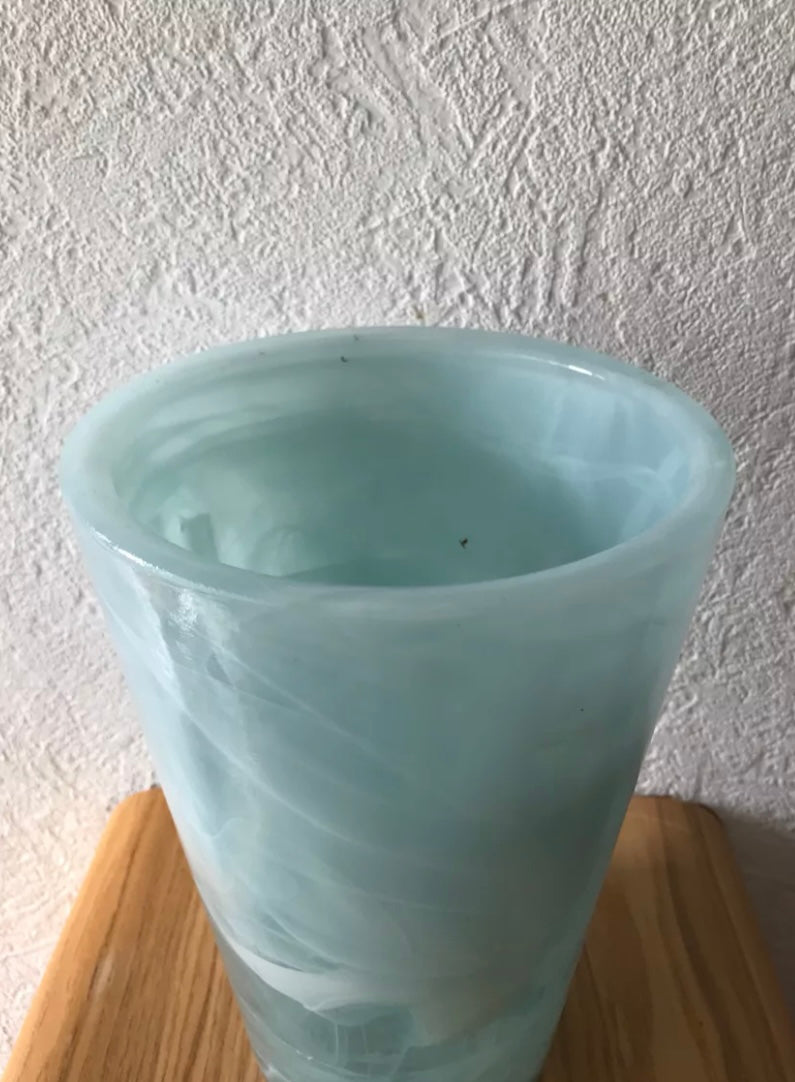 Vase en verre presse bleu pâle