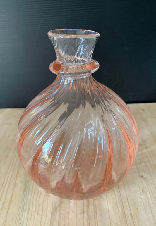 Vase en verre rose